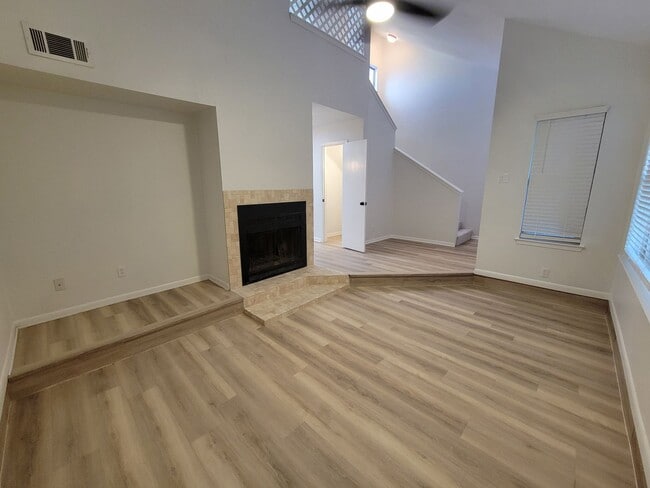 Building Photo - Bryan - 2 bedroom - 2 bath - 2 Story with carport