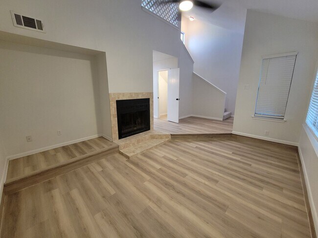 Foto del edificio - Bryan - 2 bedroom - 2 bath - 2 Story with carport