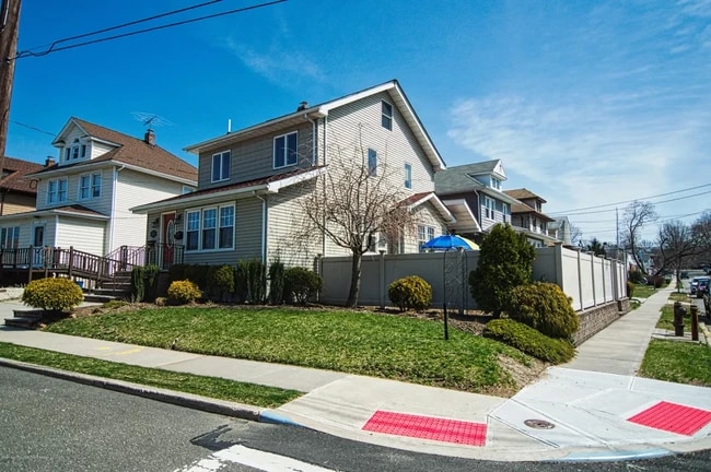 Foto del edificio - 65 Constant Ave