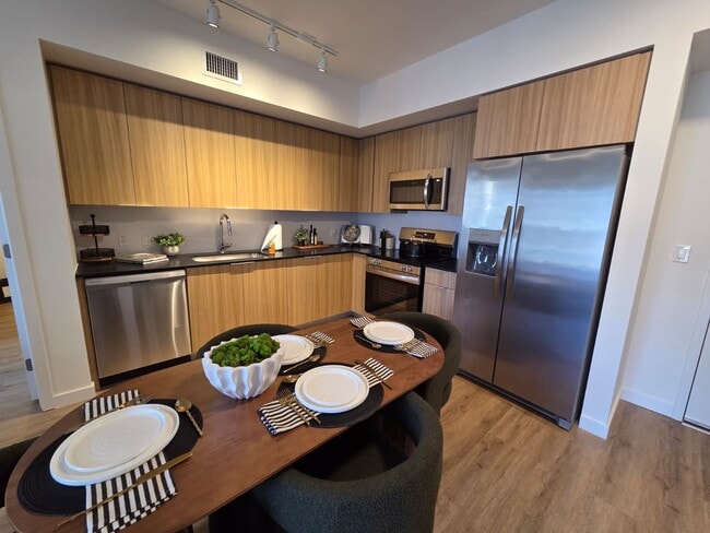 Building Photo - 751 E 28th St