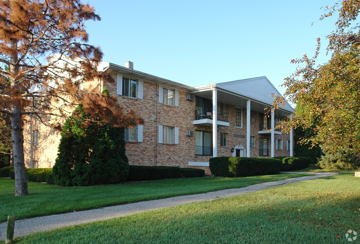 Primary Photo - Cheif Okemos Circle Apartments