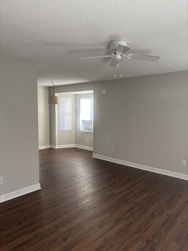 Foto del edificio - 3 Bedroom house  fenced in yard