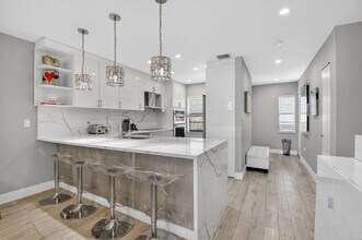 Building Photo - 9299 Vista Del Lago