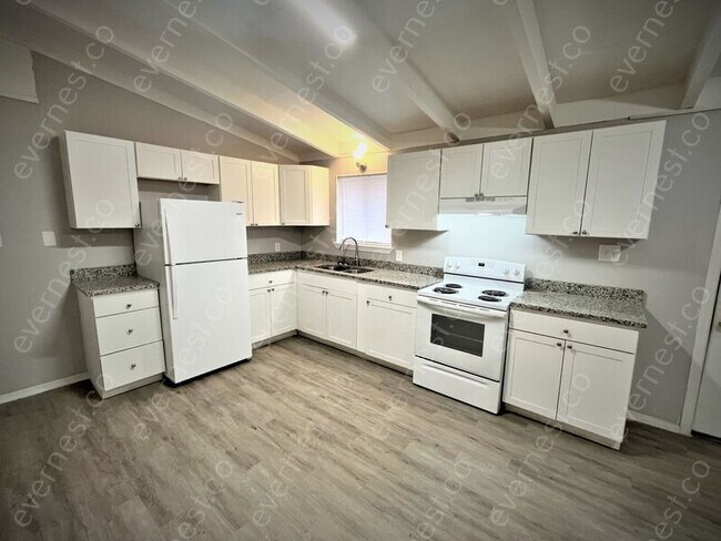 Building Photo - 2854 Revere St