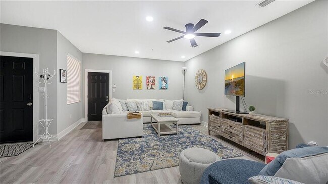 Building Photo - 3827 Parkridge Cir