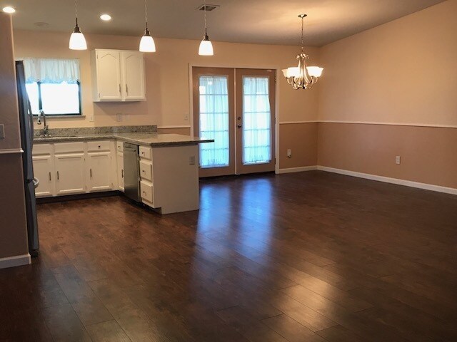 Foto del edificio - Four Bedroom + Office, NO HOA!
