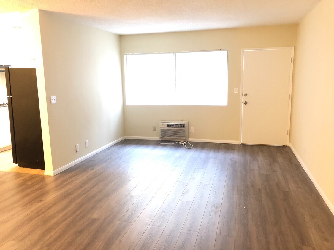 Unit #6 Living Room - 1315 N Fuller Ave