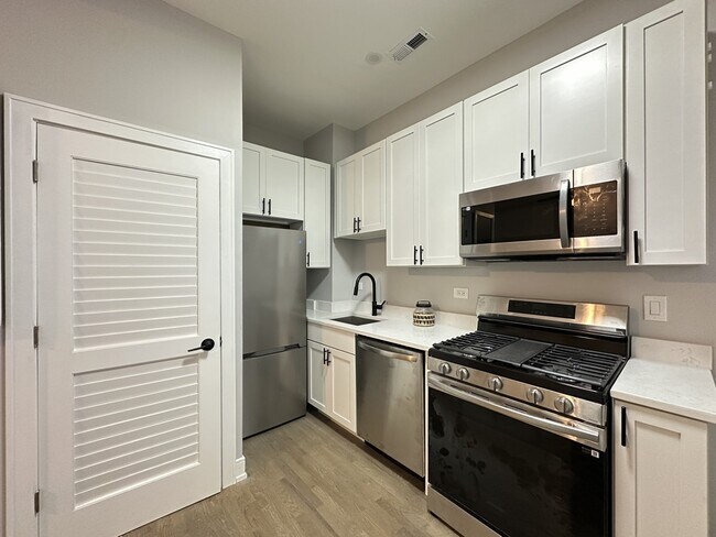 Foto del edificio - 3834 N Wilton Ave