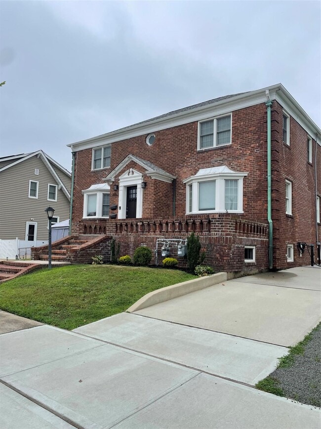 Building Photo - 355 E Beech St