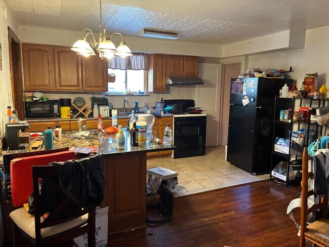 Foto del edificio - 5 Potential Bedroom, 2 Kitchens, 2 Bath Available 7/1 NEAR CAMPUS!!!!