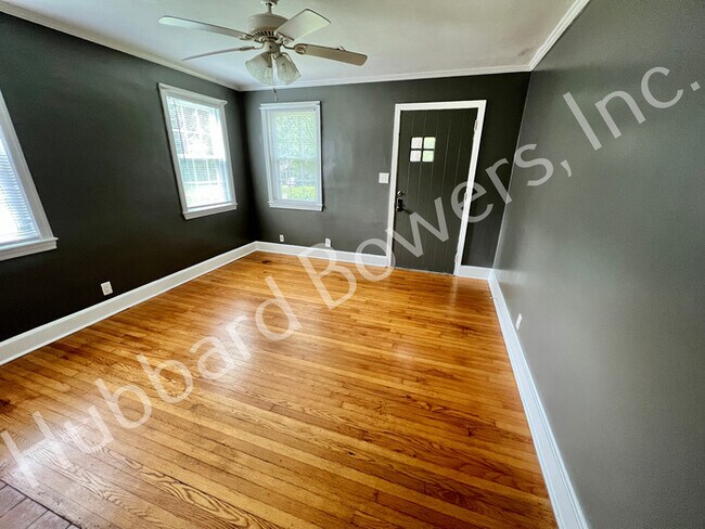 Building Photo - Fantastic Duplex Bungalow Close to Peak Br...