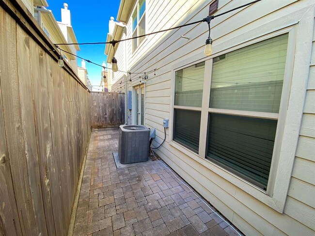 Building Photo - 3637 Main Plaza Dr