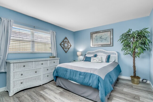 Aparador - 9715 Harrell Ave