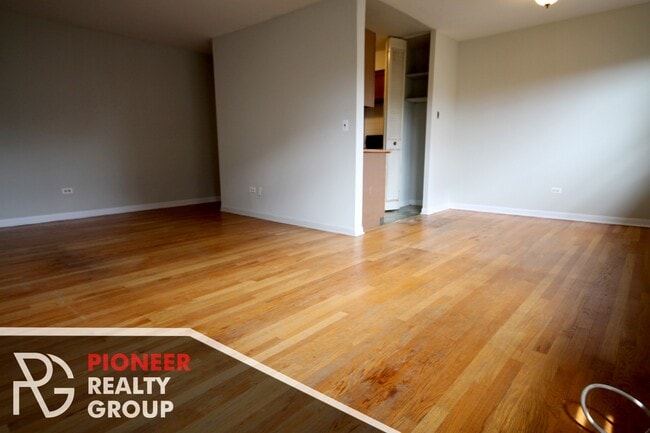 Building Photo - 502 W Briar Pl