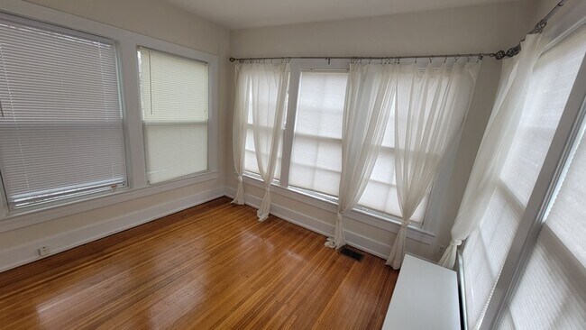 Building Photo - 2436 Boulevard Napoleon