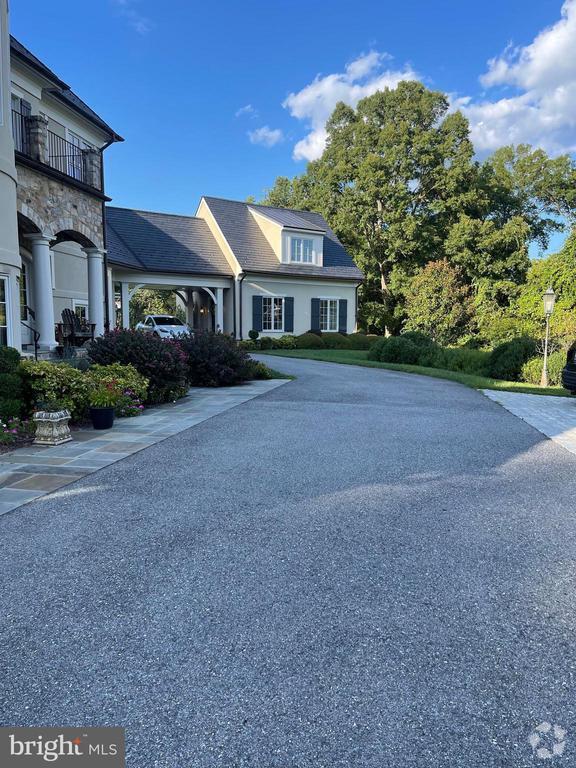 Building Photo - 10601 Red Barn Ln