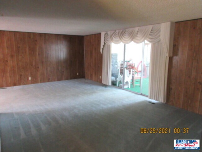 Building Photo - Clean older 5 bedroom Split Level with Charm!