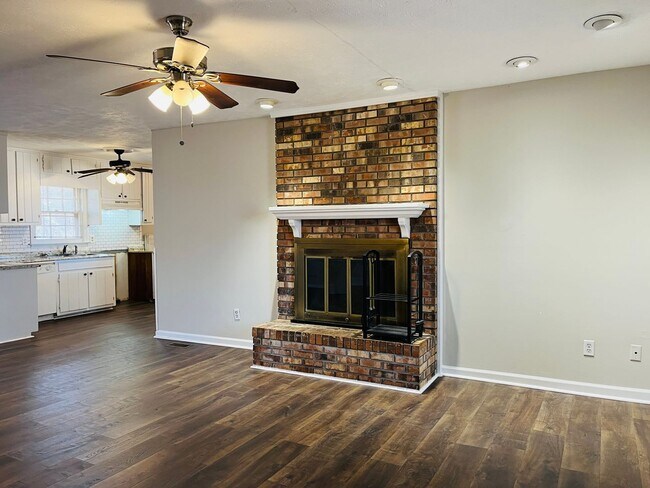 Foto del edificio - 4 bedroom, 2 bathroom updated home in Lagr...