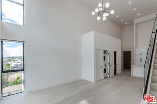 Foto del edificio - 105 S Doheny Dr