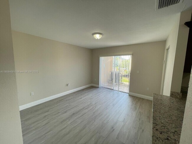 Foto del edificio - 1471 NW 22nd Ct