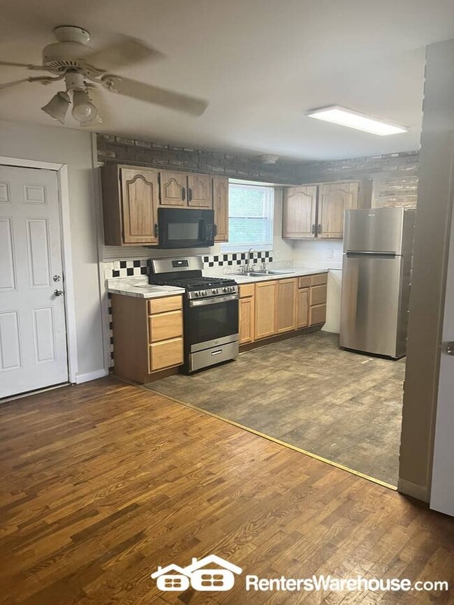 Building Photo - 3 Bedroom 2 Bathroom Home