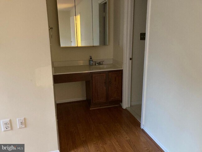 Foto del edificio - 5605 Sutherland Ct
