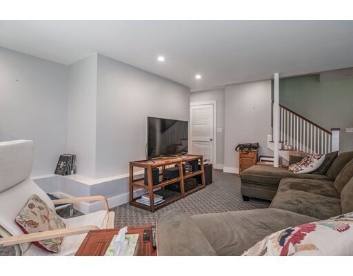 Building Photo - 31 Maple Ave