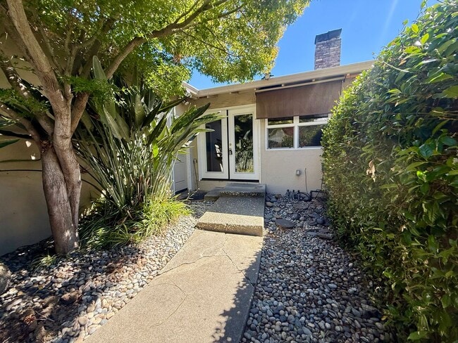 Photo - 4004 & 4006 Bismarck Drive Apartment