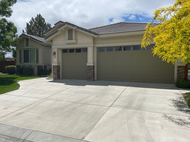 Building Photo - Huge 4 Bed 2 Bath + Den Golf Course Hom...