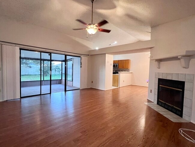 Building Photo - Spacious 3 bedroom 2 bath 2 car garage hom...