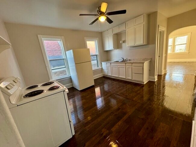 Eat-in Kitchen - 2108 W Vilter Ln