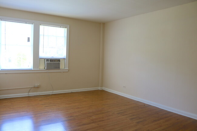 Building Photo - 2840 Fairway Dr