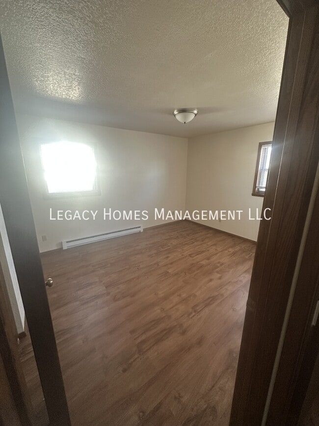 Building Photo - 1020 Oviatt St