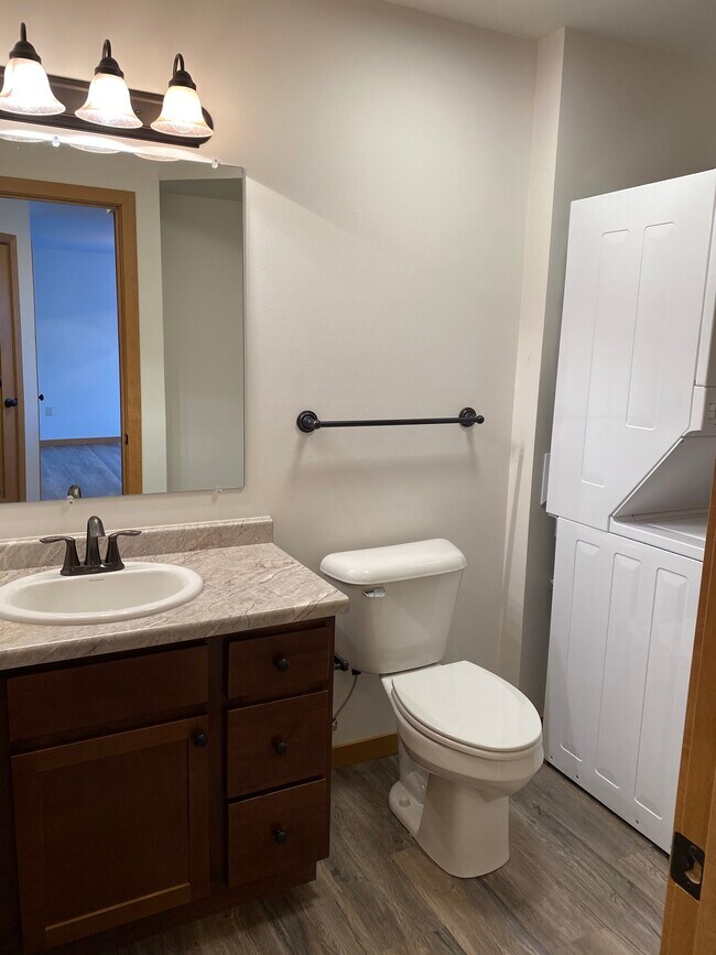 Foto del edificio - 619 Spruce Ln