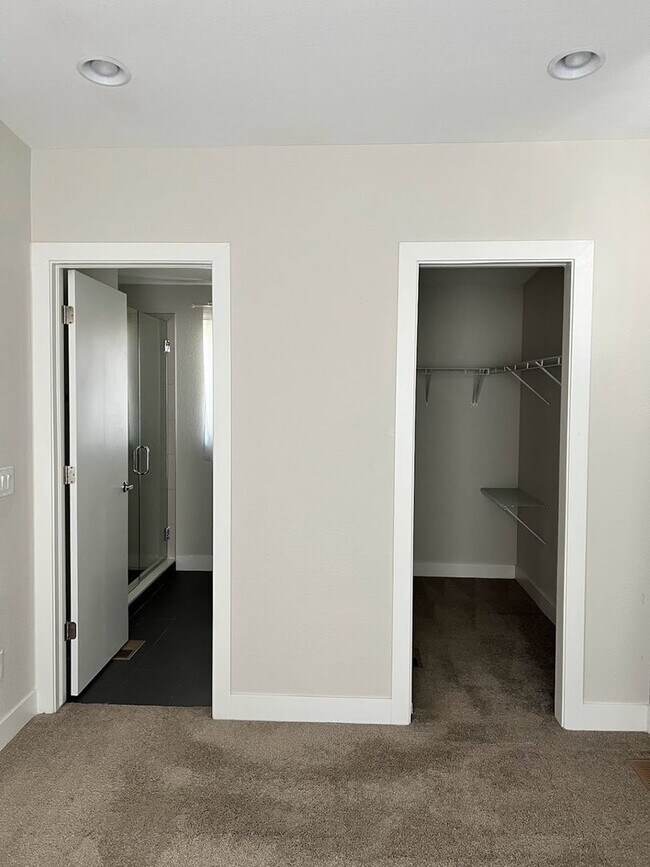 Building Photo - Charming 2BR Townhome in Denver