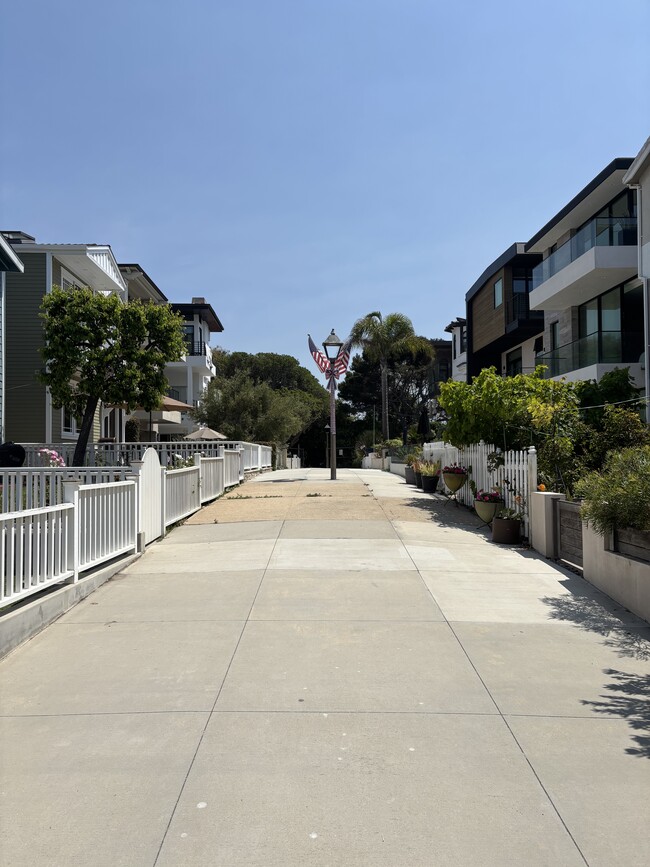 View from walkstreet towards park, basketball and tennis courts. - 312 18th St