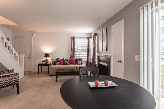 1HAB,1BA,-720SF Casa adosada - Royal Pointe