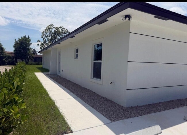Building Photo - 4880 Alberta Ave