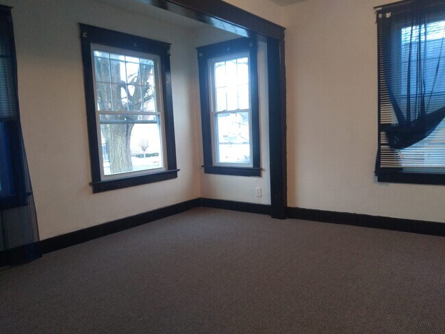 Building Photo - 310 E Main St
