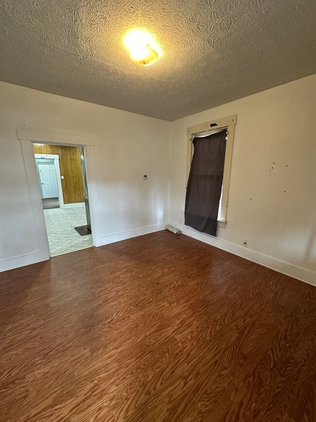 Building Photo - 414 W 7th St