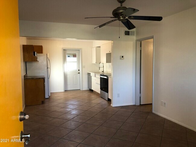 Building Photo - 2020 S Granada Dr