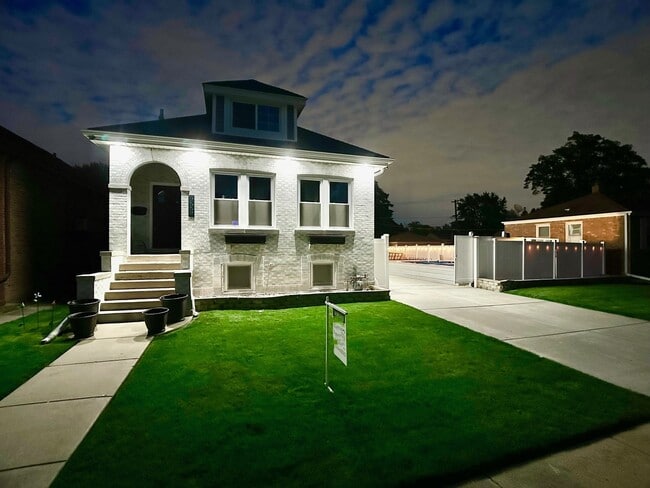 Building Photo - 2559 Elm St