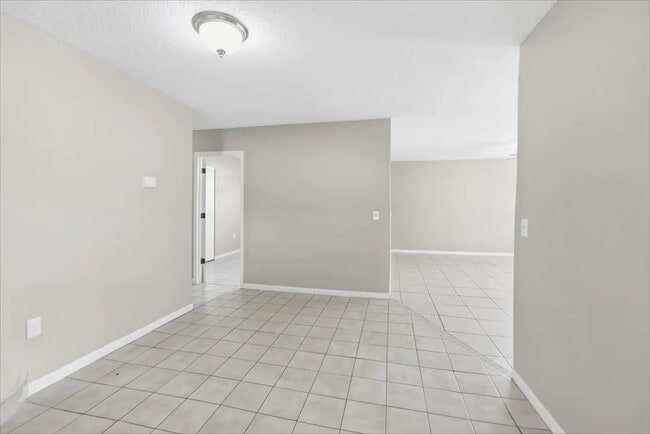 Building Photo - 554 Freeport Ave N