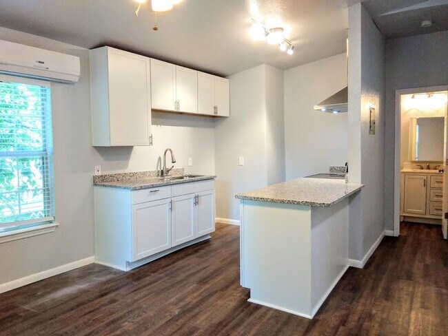 Building Photo - *COMING SOON* 2 Bedroom Duplex Available Near DOWNTOWN!