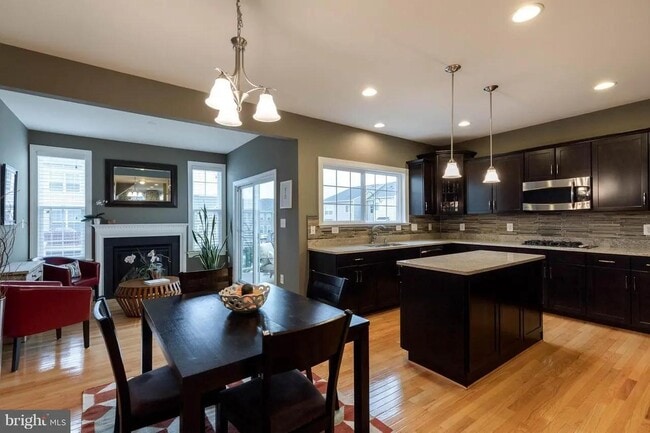 Kitchen/Dining - 1717 Taymount Ter NE