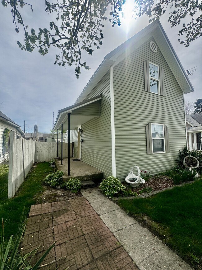 Building Photo - 904 S Bell St
