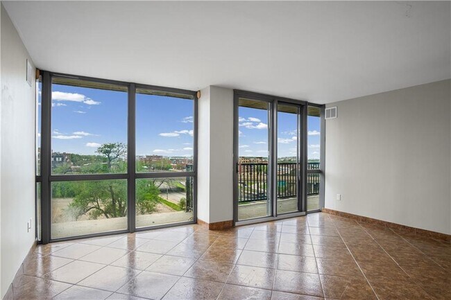 Foto del edificio - 600 Admiral Blvd