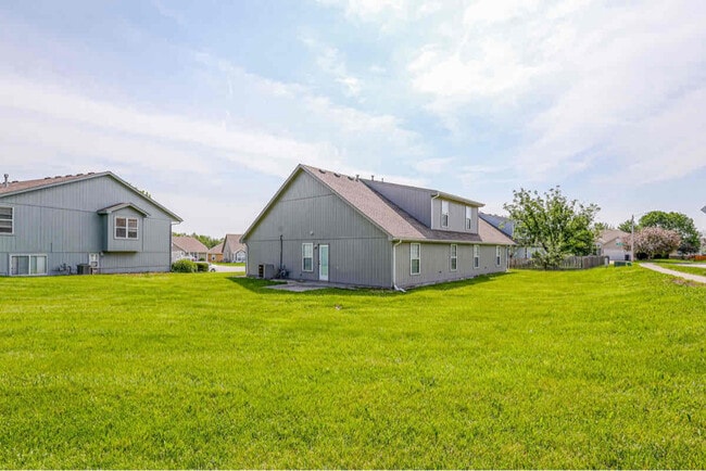 Building Photo - 232 SW Chartwell Cir