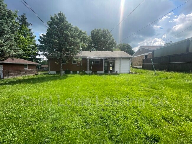 Building Photo - 985 St Patrice Ln
