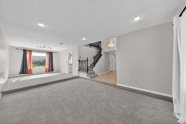 Foto del edificio - 389 Summer Creek Ct